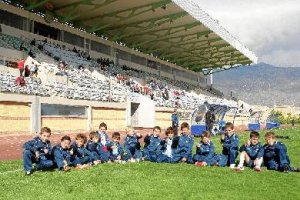Los niños del Depor Ejido tiran de las familias hacia Santo Domingo.tyle>.apqj{position:ab