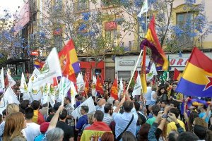 Banderas republicanas tiñen la Puerta Purchena,
