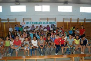 Los futuros  conductores del colegio Félix Rodríguez de la Fuente, los que recibieron diplomas y los
