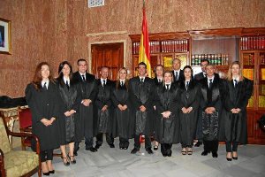 El subdelegado del gobierno Andrés García Lorca posa junto a los graduados.tyle>.apqj{posi