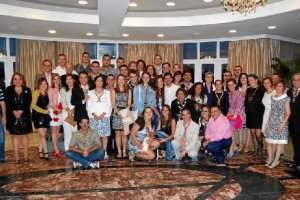 Los asistentes a la gala que recrearon el salón en una acampada, con todos los utensilios. </title><