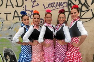 La alumnas mayores de la Academia de Baile Chelo Ruíz, forman un grupo que bailan malagueñas.</title