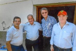 José Martín, Agustín, Leo Martín y Juan Martínez en la misma bodega de la finca ubicada en Albuñol.<