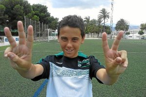 Adrián López muestra con los dedos los 32 goles que ha hecho.e;