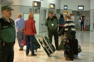 Agentes de la Guardia Civil controlan la recogida de equipajes de un vuelo llegado de Barcelona al A