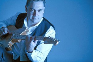 Antonio Gómez mezcla temas populares españoles con ritmos de otras latitudes.tyle>.apqj{po