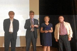 La esposa de vives y el exdirector del centro, Rolando Gredel, recogieron la placa.tyle>.a