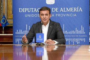 El vicepresidente en la rueda de prensa de ayer.e;clip:rect(469