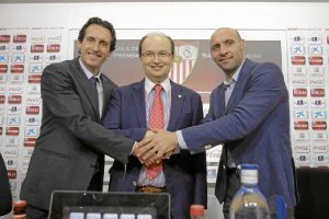 Emery en la rueda de prensa tras la renovación.