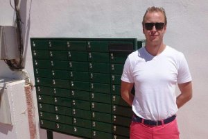 El concejal de Comercio y Turismo junto a los nuevos buzones.e;