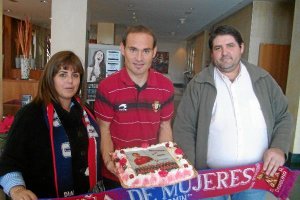 Nino con Mónica y José Luis de la Peña Milhojas.e;clip:rect(469