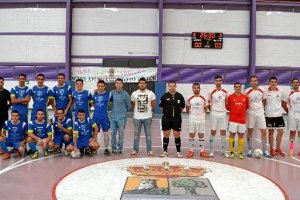 Los equipos en el centro de la pista saludando a la afición.e;c