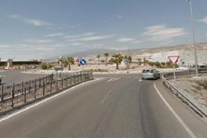 El nuevo acceso desembocaría en la rotonda de Las Losas que actualmente da entrada a Roquetas. </tit