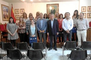 Alcalde  y diputado con los participantes en el curso.e;clip:re