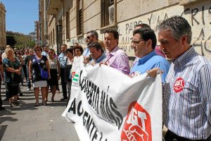 Concentración  ayer a la puerta de los sindicatos.e;clip:rect(4