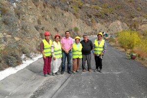 El diputado Guillermo Casquet con algunos de los trabajadores.e