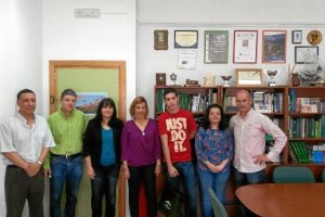 Miguel Sierra, tercero por la derecha, con las delegadas del Gobierno y de Educación y docentes del 