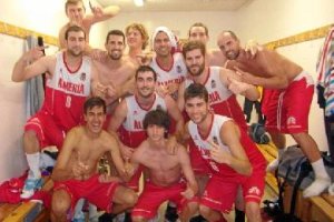 Los jugadores del Almería Basquet celebrando en el vestuario.e;