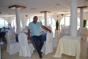 Gabriel Martínez posa en el restaurante del Club Náutico, ante las vistas al Puerto. tyle>