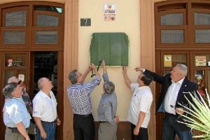 La placa en Casa Puga, en pleno centro de Almería.e;clip:rect(4