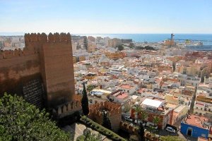 Vista parcial del centro histórico de la capital desde la Alcazaba. tyle>.apqj{position:ab