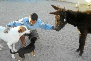 Capitán junto a uno de los miembros de La Huella Roja, en sus instalaciones.tyle>.apqj{pos