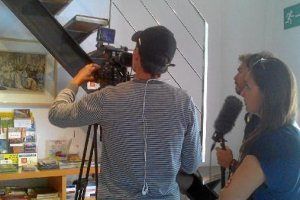 El equipo de la productora Palacios Films grabando en la Torre de los Enciso.tyle>.apqj{po