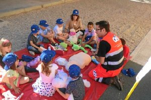 Los niños, atentos a las explicaciones del personal del 061.e;c