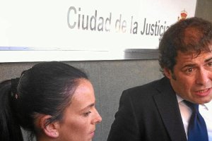 Gema Cuerda esta mañana junto a su abogadox,aut
