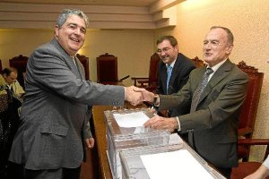 Pozo vota en las elecciones que ganó en 2010x,a