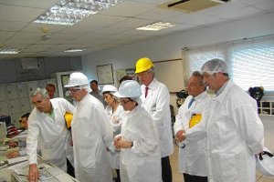 El consejero de Economía, centro, durante su visita hoy a la fábrica de Deretil en Villaricos</title
