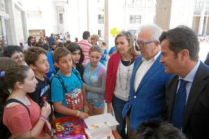 Sánchez Maldonado y Góngora visitan los stands de los colegios para conocer las empresas y productos