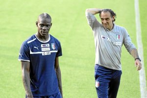 Balotelli y Prandelli.o,469px);}</sty