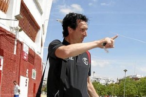Unai Emery a la puerta del Estadio Sánchez Pizjuán.e;clip:rect(