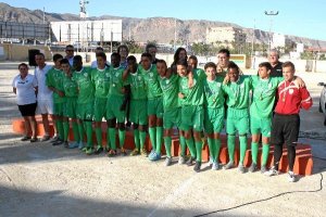 Los juveniles de El Parador posan en el día de la entrega de medallas.tyle>.apqj{position: