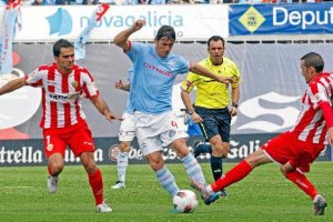 Mario Bermejo entre Verza y Aleix Vidal en un Celta-Almería de Segunda División.tyle>.apqj