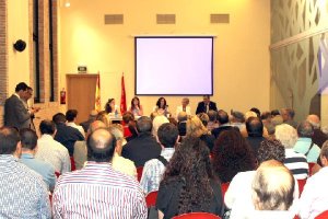 La teniente alcalde, Eloísa Cabrera, durante su ponencia en Las Ventas.tyle>.apqj{position
