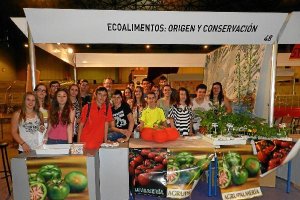 Alumnos del IES Al-Ándalus y Alquián, en el stand que prepararon para la Feria.tyle>.apqj{