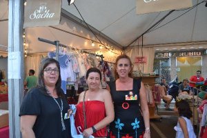 la presidenta, Azucena Sabio, a la derecha, en un mercado anterior.tyle>.apqj{position:abs