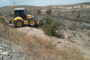 Máquina trabajando en la zanja por la que posteriormente discurrirá la nueva tubería.tyle>