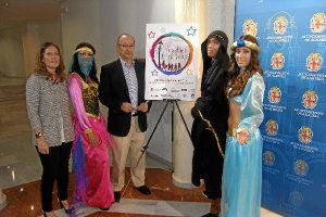 El alcalde y la concejal de Desarrollo Económico, junto a actores de Celebritas. tyle>.apq