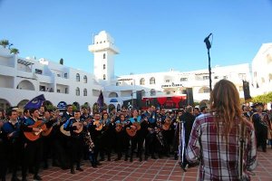 Colorido en el Pueblo Indalo de Mojácar en el Encuentro Mundial de Tunas.tyle>.apqj{positi