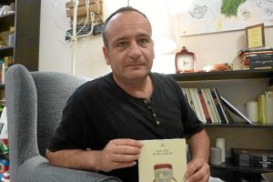 José Francisco Montero con un ejemplar de ‘A tumba abierta. El cine kamikaze’.tyle>.apqj{p