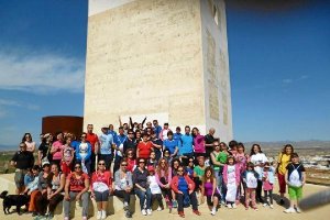 Participantes en la visita al castillo de Huércal-Overa.e;clip:
