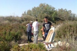 Voluntarios convocados por Ecologistas en Acción retiran una bañera en la Algaida.tyle>.ap