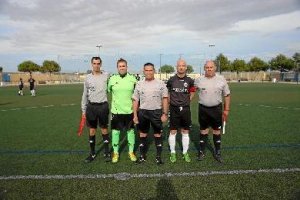 Árbitros y capitanes antes de la gran final.x,a