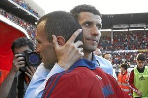 Javi Gracia abraza a Puñal tras una victoria insuficiente.e;cli