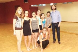 Mª Dolores Ortega, Leticia Castro y el director de la Escuela de Música y Danza, Rafael Arcos.</titl