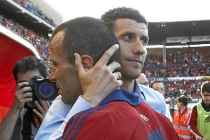 Javi Gracia abraza a Patxi Puñal.o,46