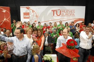 Al final del mitin Díaz y Rubalcaba recibieron sus ramos de flores.tyle>.apqj{position:abs